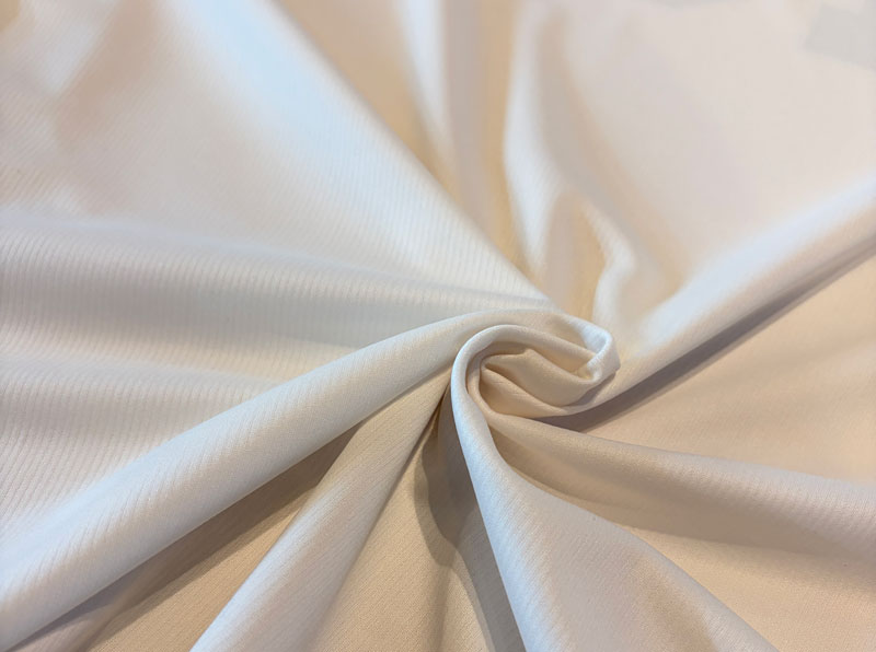 軽量素材のビヨンメッシュを採用